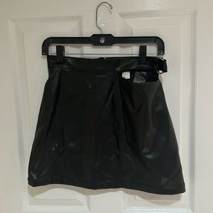 Cute skirt from H&M size 6 and color black.